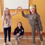 Oliwia, Weronika i Nikola Robią figury do zdjęcia