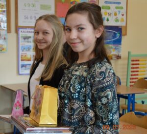 Marysia i Oliwia, uczennice klasy z 5a z upominkami