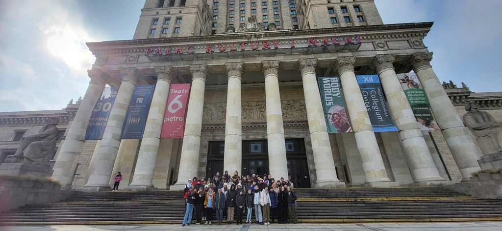 Uczniowie i nauczyciele przed Pałacem Kultury i Nauki